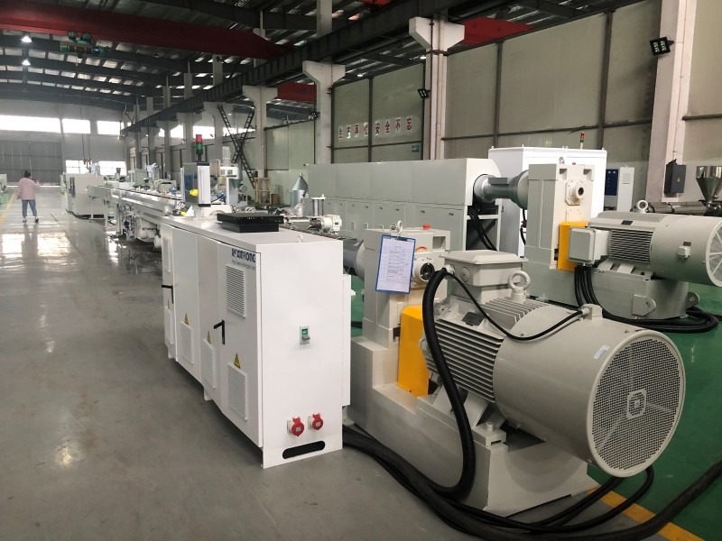 PE小口（kǒu）径管材超高速挤出生产线